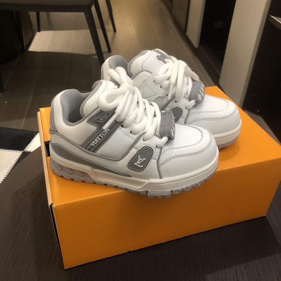 Children's shoes child